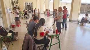 El balotaje para elegir al próximo presidente de la Argentina cerró hoy a las 18 con normalidad y con la participación de al menos el 76% del padrón