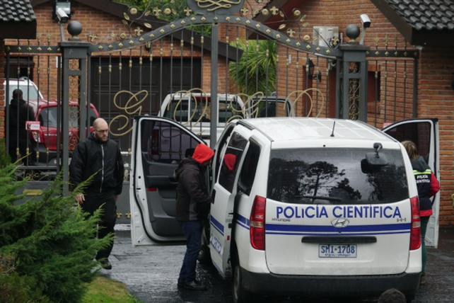 La polic&iacute;a uruguaya en la mansi&oacute;n donde ocurri&oacute; la tragedia.