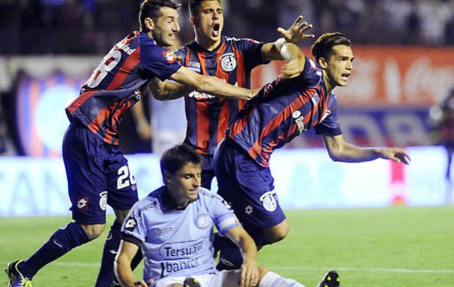 El primero. Emmanuel Más corre a gritar la apertura del Ciclón. Lo sigue Piatti.