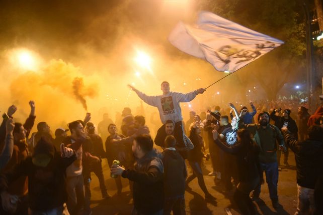 La fisonomía de la zona del estadio Marcelo Bielsa cambió con el arribo de miles de fanáticos que siguen a la banda de Mataderos.