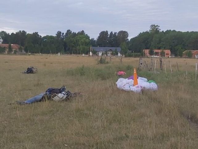 Un hombre de 50 años murió y otro resultó herido al precipitarse ambos a tierra tras un choque en el aire en un descampado cercano a La Plata.&nbsp;