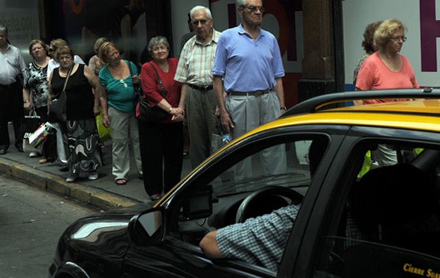 En contra. Los taxistas sostienen que la tarjeta y el blindex no disminuirán los robos que padecen a diario.