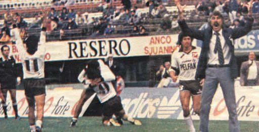 Heroico. Chamaco Rodríguez celebra. Atrás, Gambier acaba de meter el 3º en River.