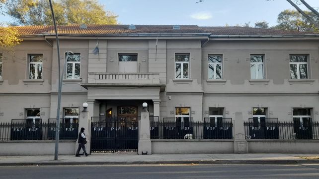 El edificio de la la Agencia de Investigación Criminal (AIC) en Lamadrid y Salva apareció este viernes totalmente vallado. 