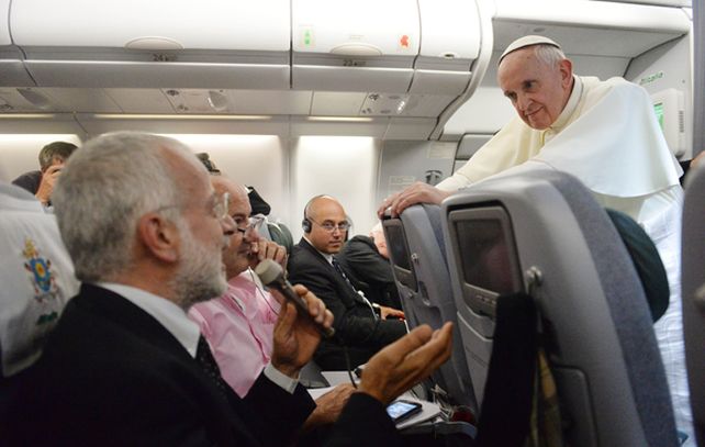 El Papa dio una conferencia de prensa improvisada a bordo del avión que lo conducía de Brasil a Italia.