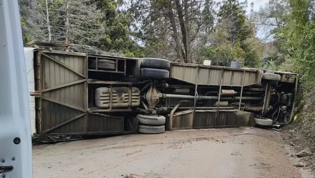 Impactante vuelco de un colectivo con 44 turistas en la ruta a Villa Traful: hay 20 heridos