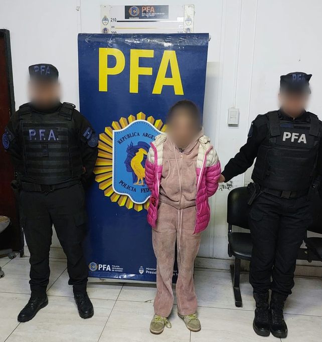Una de las mujeres capturadas en una casa de calle Bolívar en Villa Gobernador Gálvez