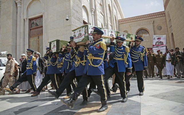 Guardias de honor llevan ataúdes de los combatientes rebeldes hutíes que murieron en los recientes enfrentamientos con las fuerzas del gobierno de Yemen, reconocido internacionalmente, durante su procesión fúnebre en Sanaa, Yemen.