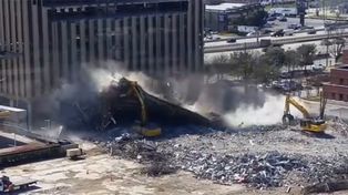 Al operador de una grúa se le cayó encima un edificio de siete pisos y salvó su vida
