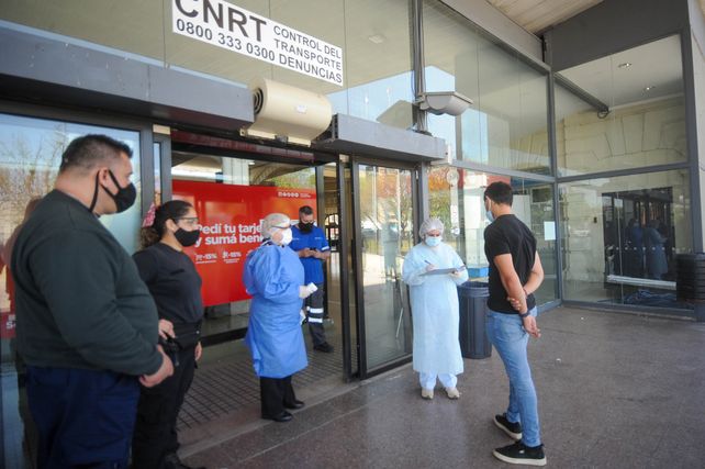 En la terminal se realizan controles sanitarios y se chequea que se respeten los protocolos Covid.