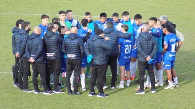 Una charla sorpresiva. El cuerpo técnico y el plantel se juntaron al término partido tras la igualdad ante Claypole. Fagiani fue el único que habló. El técnico no le encuentra el rumbo al equipo que marcha penúltimo en el Clausura.      