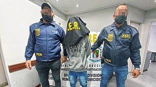 El joven, novio de la víctima, participó de la pelea familiar y fue detenido. Buscan a su padre.