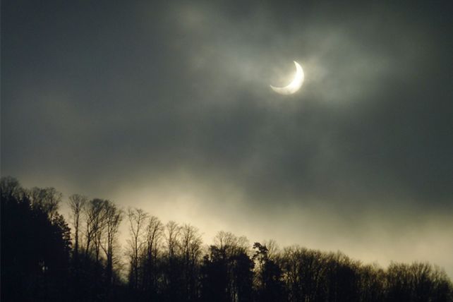Habrá un eclipse solar parcial el viernes