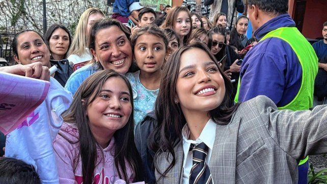 Emilia Mernes con los fanáticos en Nogoyá.