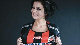 Una periodista se desnudó para celebrar el ascenso a primera división de su equipo de fútbol