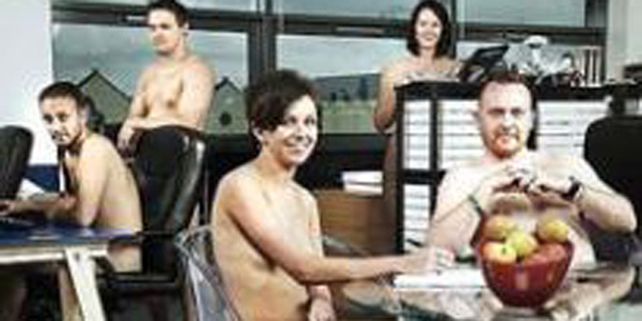 Van desnudos al trabajo un d&iacute;a a la semana para aumentar la confianza