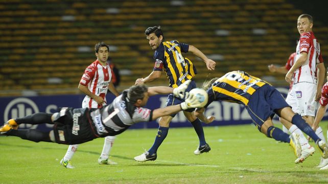 El paraguayo Bareiro va de cabeza en el último partido como visitante de Central en la B Nacional de 2013.