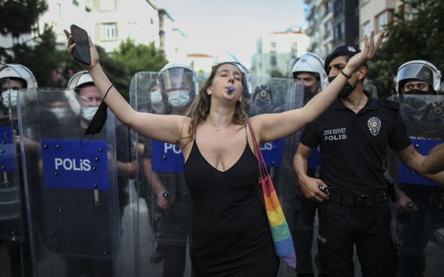 Una manifestante baila mientras la policía camina para dispersar una manifestación del orgullo gay en el centro de Estambul. Cientos de manifestantes LGTBI desafiaron la prohibición de organizar un evento de orgullo gay.