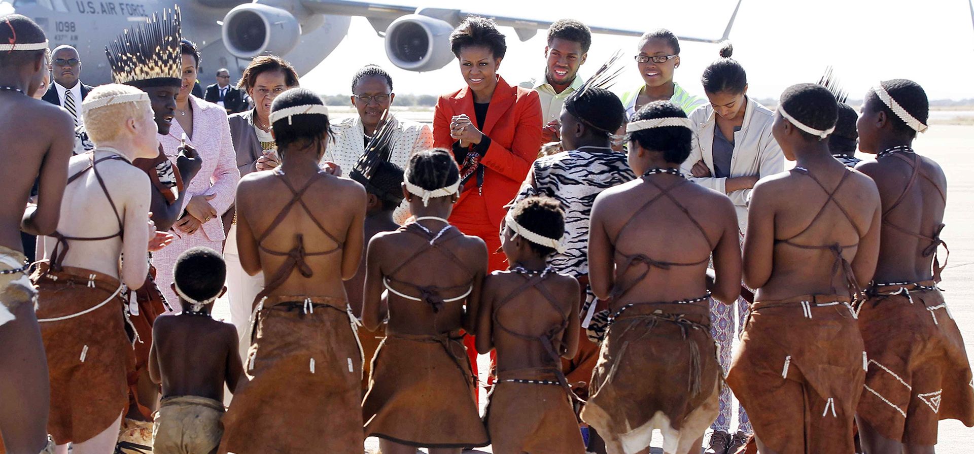 La primera dama de Estados Unidos, Michelle Obama, es recibida por bailarines tradicionales cuando llega a Gaborone, Botswana. (AP Photo/Charles Dharapak, Pool)