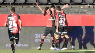 Cristaldo festeja con sus compañeros. Fue el tercero de Newells, el de la remontada, el de la&nbsp; victoria.