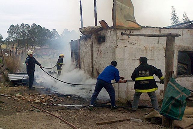 Una familia se salvó de milagro tras el incendio de su casa