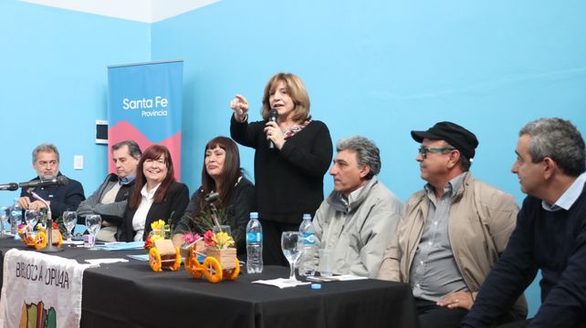 La ministra Frana rubricó el documento que permitirá abastecer de agua potable a 8 barrios populares de Rosario. 