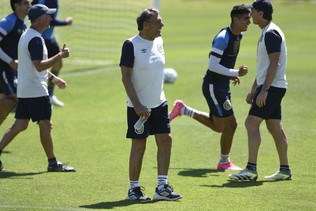 Miguel Angel Russo trabaja con calma, sabiendo que tiene tres entrenamientos por delante, antes de decidir.