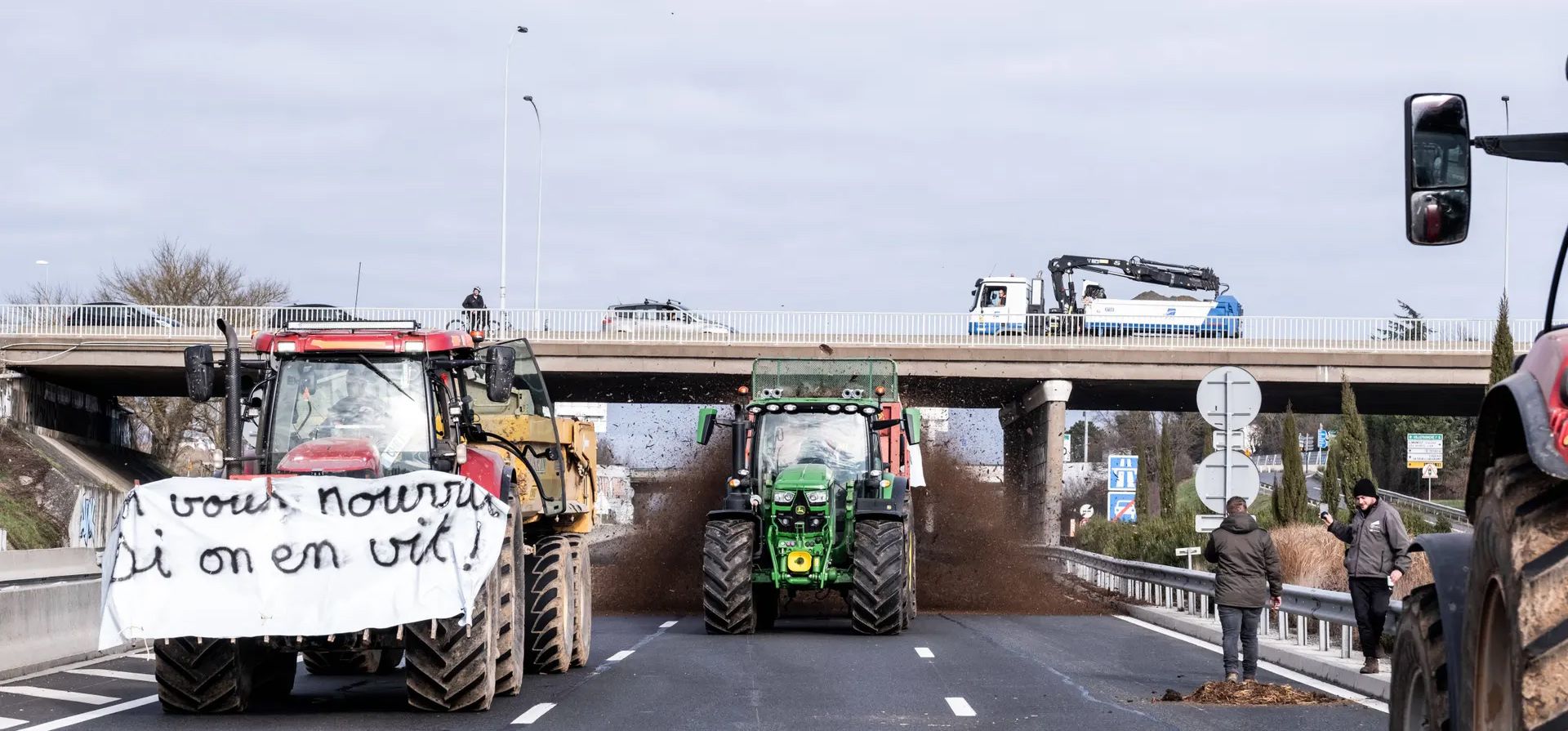 Agricultores bloquean una autopista en Lyon, Francia, como parte de las protestas en todo el país contra el aumento de los costos de producción y las regulaciones ambientales. Fotografía: Konrad K/Sipa/Rex/Shutterstock Agricultores bloquean una autopista en Lyon, Francia, como parte de las protestas en todo el país contra el aumento de los costos de producción y las regulaciones ambientales. Fotografía: Konrad K/Sipa/Rex/Shutterstock
