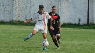 Matías Rotania fue el autor de los tres goles de Cosmos en barrio Roma.