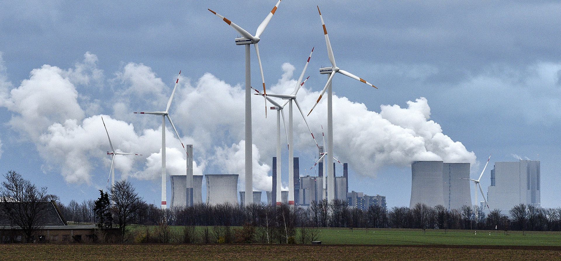 Generadores eólicos frente a una central eléctrica de carbón cerca de Jackerath, Alemania. El jefe de la Agencia Internacional de Energía Renovable dice que se necesita una