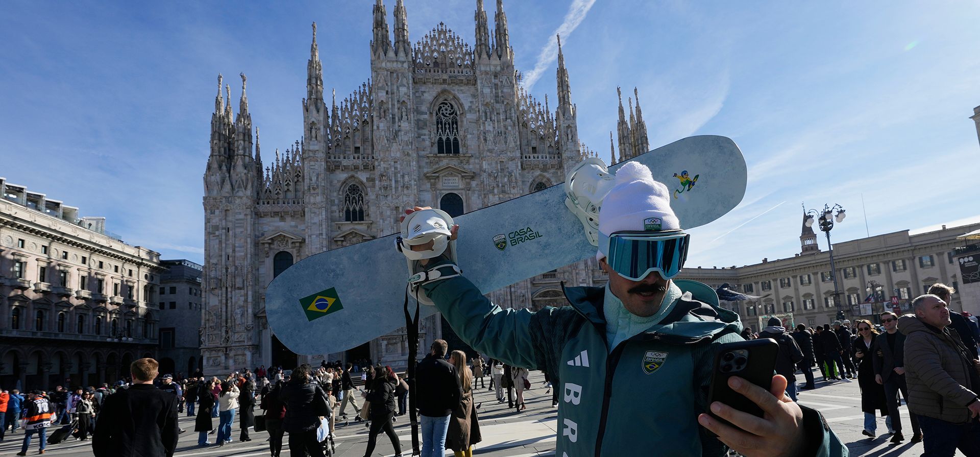 El brasileño Bruno Fratus se toma una foto con una tabla de snowboard, frente a la catedral gótica del Duomo en un día soleado, durante los Juegos Olímpicos de Invierno de 2026, en Milán, Italia, el viernes 13 de febrero de 2026. (Foto AP/Luca Bruno) El brasileño Bruno Fratus se toma una foto con una tabla de snowboard, frente a la catedral gótica del Duomo en un día soleado, durante los Juegos Olímpicos de Invierno de 2026, en Milán, Italia, el viernes 13 de febrero de 2026. (Foto AP/Luca Bruno)