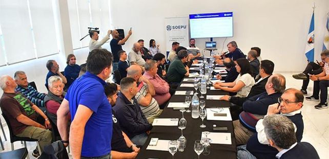 Representantes de organizaciones sindicales y referentes políticos cerraron filas contra el cierre de la fábrica de polioles.