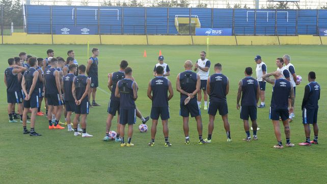 Frente a frente. Plantel y cuerpo técnico volvieron a verse las caras después de algunos días de descanso.