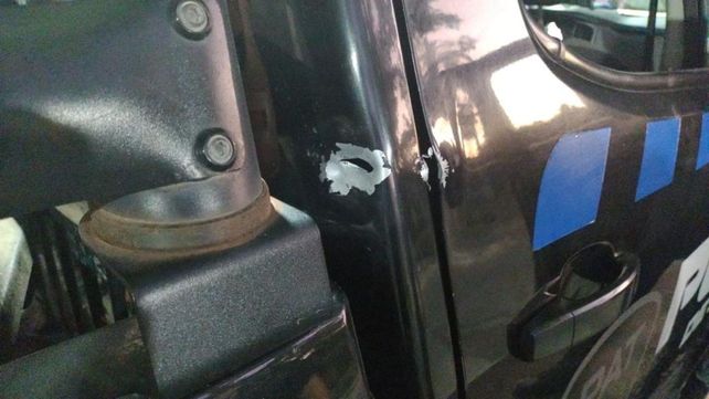 Ocho delincuentes armados balearon con una ametralladora a un patrullero en zona sur