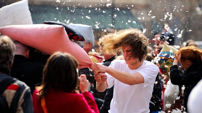 Guerra de almohadas: la insólita propuesta de un municipio de Chubut