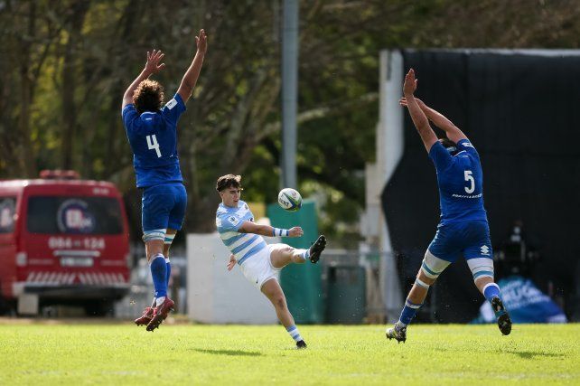 El rosarino Juan Baronio mostró toda su calidad con un drop de mitad de cancha. El apertura del Jockey Club fue elegido como el jugador del partido. FOTO. Gentileza UAR