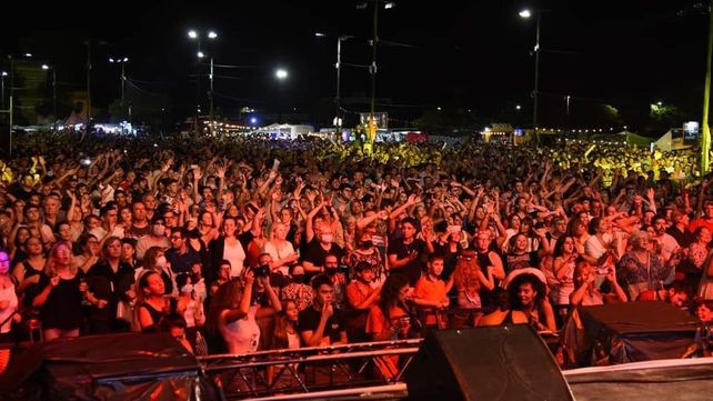 Del 15 al 20 de enero se hace la Fiesta Nacional de La Playa en Concepción del Uruguay. Abel Pintos y Ke Personajes