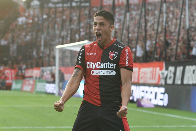Nazareno Funez festeja su único gol en la primera de Newells.