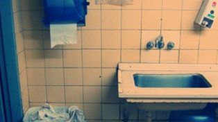 Las cosas que se hacen mal en un baño público peor aún que sentarse sobre la tapa del inodoro