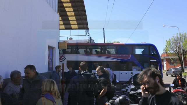 Frente a Flecha Bus protestaron por el despido de 37 trabajadores