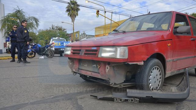 Se accidentó por pasar en rojo