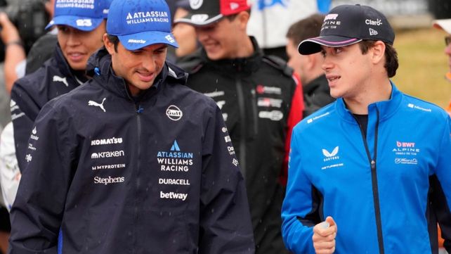Franco Colapinto y una charla amigable con Carlos Sainz en el paseo de los pilotos por Silverstone antes de una largada que nunca llegó para el argentino.