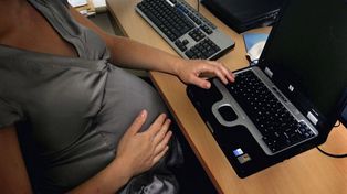 Bonfatti vetó los 180 días de licencia maternal y propone llevarlos a 105