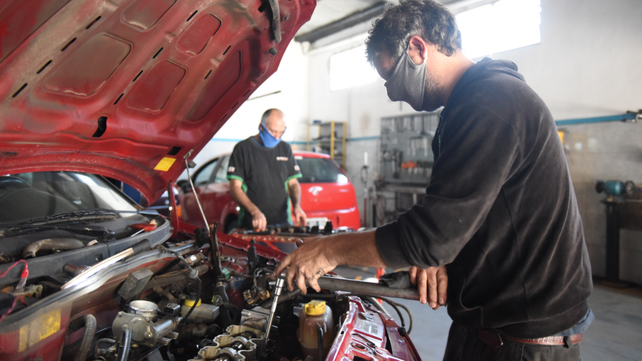 Los precios para revisar el auto mejoran si se acude a un taller mecánico o lubricentro de confianza.
