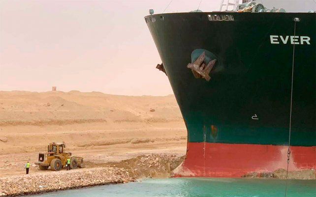 El carguero Ever Green con la proa clavada en el muro de contención, luego de girar de costado en el Canal de Suez de Egipto, bloqueó el tráfico en la vía crucial. Un funcionario egipcio advirtió que podría llevar al menos dos días despejar el buque.