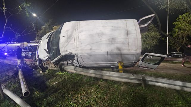 Violento vuelco en avenida de la Constitución: una camioneta chocó contra el guardarraíl y rescataron a un joven malherido