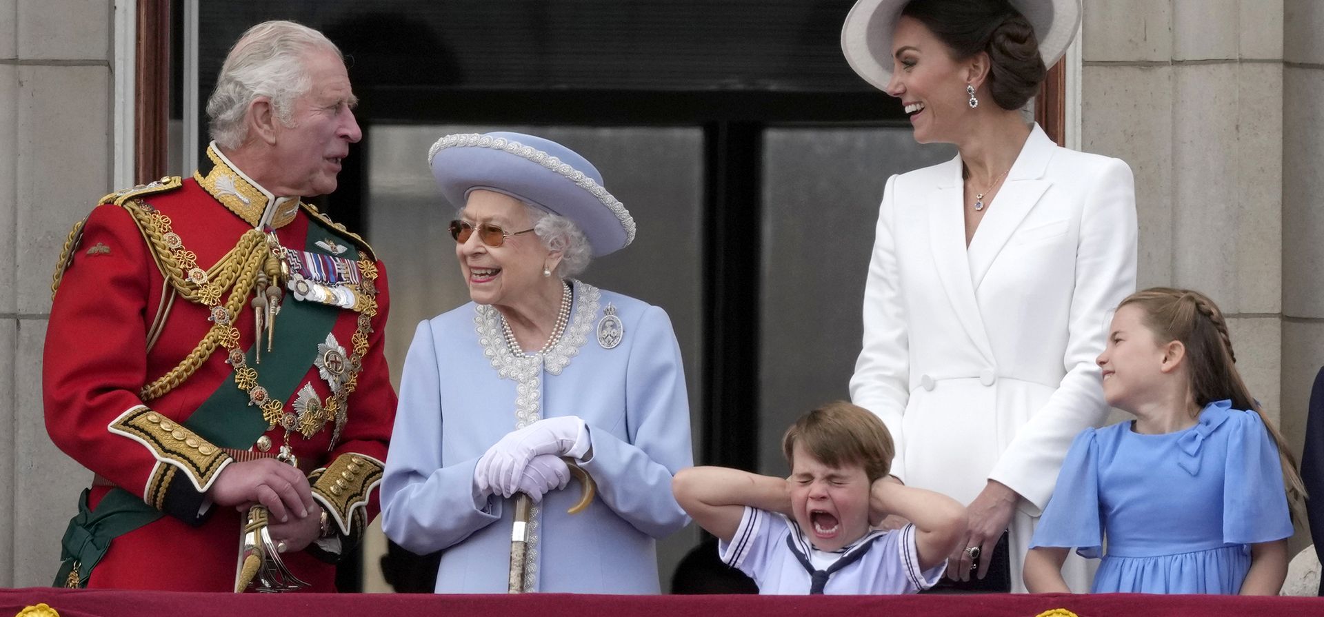 El príncipe Carlos de Gran Bretaña, a la izquierda, con la reina Isabel II, el príncipe Luis, su bisnieto, tapándose los oídos con las manos, junto a su madre, Kate, duquesa de Cambridge, y la princesa Carlota, a la derecha, de pie en el balcón del Palacio de Buckingham. Londres, jueves 2 de junio de 2022, en el primero de cuatro días de celebraciones para conmemorar el Jubileo de Platino. Los eventos durante un largo fin de semana festivo en el Reino Unido están destinados a celebrar los 70 años de servicio del monarca. (Foto AP/Alastair Grant)
