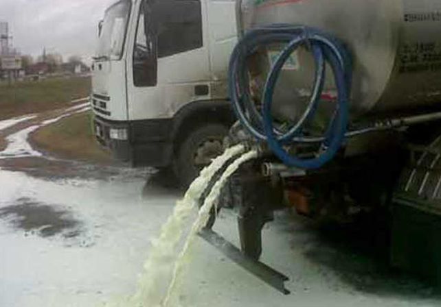 Camioneros regalarán leche en una jornada de protesta por la crisis del sector