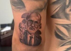 Marc Cucurella cumplió su promesa y se tatuó a Luis de la Fuente