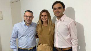 Amalia Granata junto a Nicolás Rabosto y Maximiliano Puigpinos